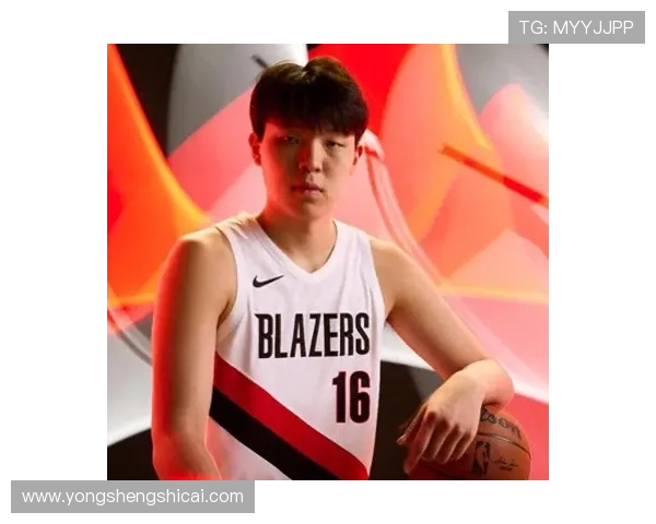 开拓者众将亮相秀场杨瀚森背粉色书包格兰特传统服饰引关注 开拓者众将亮相秀场杨瀚森背粉色书包格兰特传统服饰引关注